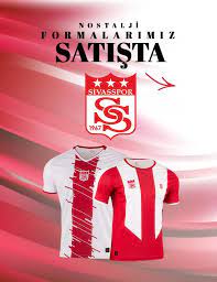 Kırmızı forma, çubuklu forma ve beyaz formaların yer aldıkları klip ile devam etti. E Yigido Sivasspor Kulubu Resmi Alisveris Sitesi