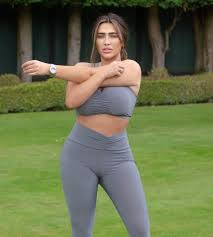 Lauren goodger is an english model, singer, reality television personality as well as columnist. Lauren Goodger Photo Gallery 24 High Quality Pics Theplace