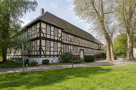 Von 2007 an lebte die neunköpfige familie von der leyen auf dem anwesen von albrecht und wirkte an seiner pflege mit. Weimarer Bogen 38 Reihenhauser In Burgdorf An Den Hecken