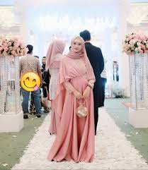 Baju batik wanita dengan kombinasi dua warna. 37 Model Gaun Pesta Untuk Wanita Hijab Yang Wajib Dimiliki Updated 2021 Bukareview