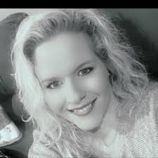 Who is a good hair dresser in Fort Smith to bleach and dye hair dark blue?