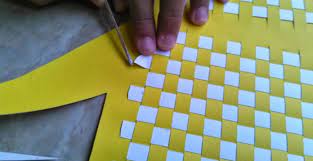 Bentuk anyaman kertas sederhana hewan / anyaman motif hewan ideku unik / home » anyaman kertas » gambar anyaman » gambar anyaman kertas » tutorial cara membuat anyaman kali ini, kita akan membuat anyaman dengan dasar kertas berwarna yang dipadu dengan kertas berpola atau anda bisa bereksperimen dengan bentuk lainnya, lurus atau bergelombang. Cara Membuat Anyaman Kertas Yang Mudah Dan Sederhana