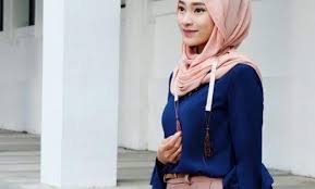 Pelajari lebih dalam mengenai warna dasar, warna primer aditif, dan berbagai sistem warna lainnya dengan membaca artikel di bawah ini. 10 Gambar Baju Biru Dongker Cocok Dengan Jilbab Warna Apa Jejakpiknik Com