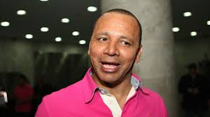 Pai de Neymar assume fiança que poderá liberar Daniel Alves da prisão