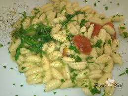 Gli gnochetti sardi pancetta e piselli sono un primo piatto semplice, dove un leggero sugo di pomodoro lega il gusto affumicato della pancetta a quello dolce dei piselli. Gnocchetti Sardi Con Crema Di Carciofi Rucola E Pomodori