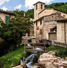 Dove I Ruscelli Scorrono Tra Le Case Il Borgo Incantato Di Rasiglia Con Immagini Luoghi Meravigliosi Luoghi Viaggi
