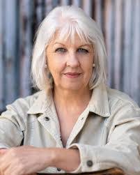 Robyn Hunt's Instagram, Twitter & Facebook