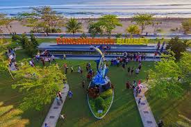 Pantai pangandaran di kenal dengan keindahan pantai pasir putih dan pasir hitam, ombak pantai pangandaran yang tenang dan pemandangan laut serta suasana pantai yang mempesona. Pantai Barat Dan Timur Pangandaran Direvitalisasi Akan Jadi Seperti Apa Halaman All Kompas Com