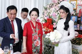 Đại gia phương hằng (vợ ông dũng lò vôi) là một trong những cái tên làm mưa làm gió mạng xã hội trong thời gian qua. Ä'am Há»i Sieu Kin Tiáº¿ng Cá»§a Con Trai Ba PhÆ°Æ¡ng Háº±ng Vá»£ Ong DÅ©ng Lo Voi Tin Tá»©c Online