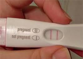 女性在怀孕六周左右会出现怀孕症状，如 月经推迟 、基础体温持续上升、恶心呕吐、尿频、乳房和皮肤变化等，这些早孕症状通常会持续到 怀孕3个月 。 但并不是每个人在怀孕初期都会有反应。 女性若怀疑自己怀孕了，可以用 验孕棒 、 验孕试纸 等工具. çœ‹è­·é¡§é˜¿å…¬é¡§åˆ°æ‡·å­• å‚³é©—å­•æ£' å…©æ¢ç·š ç…§ç‰‡ é›‡ä¸»ç•¶å ´å´©æ½° æ™‚äº‹ çœ‹è­· å¤–ç±ç§»å·¥ é¡§é˜¿å…¬é¡§åˆ°æ‡·å­•