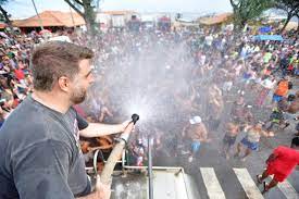 O primeiro trio elétrico do Verão de Todos Nós 2025 trouxe uma explosão de  alegria ao percorrer a orla do Farol de São Tomé ao som de Paulinho  Badaloka e convidados especiais.