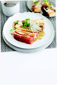 Mondate tutte le verdure tranne le cipolle, mettendo topinambur, carciofi e cardi a bagno in acqua acidulata con limone; Terrina Di Fagioli Cannellini E Peperoni Con Bagna Cauda Estiva Sale Pepe