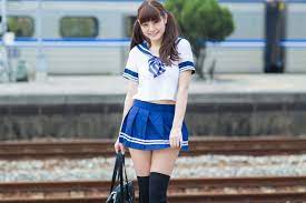 フリー写真] セーラー服姿で駅のホームに立つ女子高生でアハ体験 - GAHAG | 著作権フリー写真・イラスト素材集