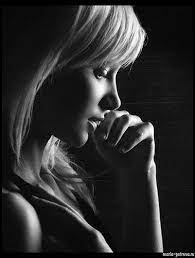 Photography Poses Picture Description Beautiful And Interesting Studio Ligh Studio Portrait Photography Low Key Portraits Portrait Photography