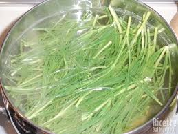 Questo tipo di verdura, nonostante l'aspetto innocuo, è senza dubbio quello più in grado di dare problemi al cuoco in erba che per cuocerli in modo corretto basta prendere una padella nella quale inserire un poco di acqua e la verdura stessa, coprendo il tutto con un coperchio e. Come Pulire Gli Agretti O Barba Di Frate