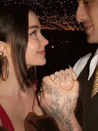 🔗: bit.ly/4pplftY Dove Cameron and Damiano David are getting married! 🥹💍  📷: DOVE/Instagram