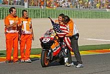 Nicky hayden a concurat în motogp între 2003 şi 2016, fiind campion mondial în 2006. Nicky Hayden Wikipedia