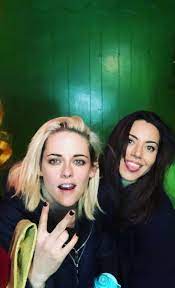 Just Chillin These Photos Of Kristen Stewart And Aubrey Plaza Kristen Stewart Aubrey Plaza Kristin Stewart
