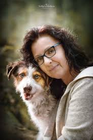 Hundeshooting mit Mischling Barney im Wald