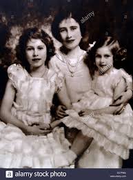 Dann wurden die cousinen der queen. Prinzessin Elizabeth Spater Elizabeth Ii Mit Ihrer Schwester Margaret Und Mutter Queen Elizabeth Stockfotografie Alamy