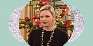 La principessa si è presentata all'annuale cerimonia di distribuzione dei regali di natale nel principato con un nuovo. Cappotto Moda Inverno 2020 Charlene Di Monaco La Cappa Classy