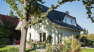 Brandenburg ist geradezu prädestiniert für einen erfolgreichen hausbau. Einfamilienhauser Haus Stade Ruckseite Schragansicht Einfamilienhaus Einfamilienhaus Bauen Roth Massivhaus