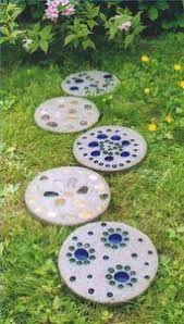 How To Make Garden Stepping Stones With Quikrete Hunker Garden Stepping Stones Stepping Stones Diy Stones Diy