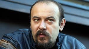 Kako Ljubomir Bandović balansira između sjaja pozornice i privatnosti
