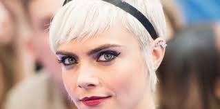 Primordiale pour se sentir bien dans sa peau, la coupe de cheveux peut changer notre apparence en un coup de ciseau. Le Top 10 Des Coupes De Cheveux Qui Rajeunissent