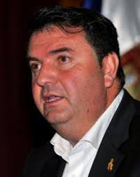 El exalcalde del PP José Fermín Correa pide el voto para el PSOE