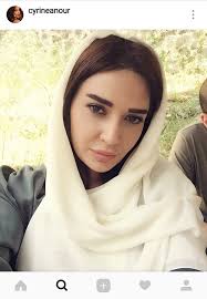 وقالت نور عمرو دياب أود الذهاب إلى العديد من المحلات مثل h&m و zara نظرا لأنني انتقلت إلى جنوب لندن مع خطيبي ولكن لفترة ليست طويلة، أنا سعيدة للغاية ومتحمسة أيضا، لافتة إلى أن خطيبها أفريقي بريطاني وانهالت التعليقات على نور من متابعيها لتهنئتها. Ø³ÙŠØ±ÙŠÙ† Ø¹Ø¨Ø¯ Ø§Ù„Ù†ÙˆØ± Ø¨Ø§Ù„Ø­Ø¬Ø§Ø¨ Ø¹Ù„Ù‰ Ø§Ù†Ø³ØªÙ‚Ø±Ø§Ù… Ù…Ø´Ø§Ù‡ÙŠØ±