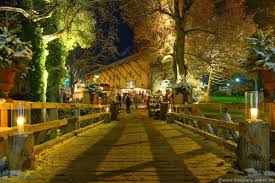 Die Schloss Weihnacht Auf Dem Romantischen Schloss Amerang Zahlt Zu Den Aussergewohnlichsten Weihnachtsmarkten Im Chi Advent Weihnachtsbrauche Christkindlmarkte