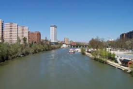 Puente Mayor De Valladolid El Rio Pisuerga A Su Paso Por Valladolid Con El Puente Mayor Al Fondo A Su Izqu Rios De Espana Viajar Por Espana Espana Turismo