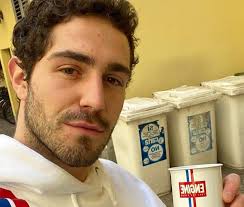 Tra aperitivi, poke e serie tv, @tommaso_zorzi racconta con leggerezza e ironia l'amore, l'amicizia, il sesso e le relazioni ai tempi di tommaso zorzi nel suo libro cita nascia prandi. Tommaso Zorzi Siamo Tutti Bravi Con I Fidanzati Degli Altri Uscita E Di Cosa Parla Il Libro