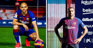 Has bibliographies of your favorite authors and series characters. Sur Une Echelle De 1 A 10 Quelle Est La Ressemblance Entre Chris Brown Et Martin Braithwaite Tribuna Com