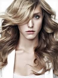 This hairstyle is in line with the latest trends, which recommend natural looks with subtle transitions of hair colors. Blonde Hair With Brown Lowlights