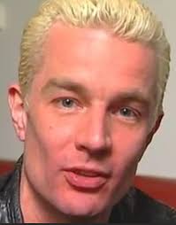 Je vous souhaite une bonne semaine avec une autre photo de James pendant la  période blond platine 😁