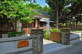 鹿港鎮史館 約有83年歷史 為日式木建築 館內記載著鹿港舊歷史 珍藏各界藝文人士文物 史籍 老照片等 彰化縣定古蹟之一 離鹿港 老街約5 10鐘步程 適合順訪的漫步小景點 對於鹿港史蹟有興趣的朋友 可安排旅程參觀 彰化 鹿港