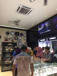 In recent years, the town has seen substantial growth due to the rapid expansion of universiti tun hussein onn malaysia (uthm), or tun hussein onn university of malaysia, located here. Faz Meow Batu Pahat On Twitter Malam Tadi Meow Ada Singgah Ke Kedai Jam Yang Paling Power Di Parit Raja Hehhh