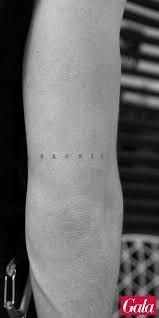 Brooklyn Beckham A Tatoue Les Dates De Naissance De Ses Freres Et Soeurs Tatouage Au Henne Filigrane Tattoo Tattoo Sterne Versteckte Tattoos