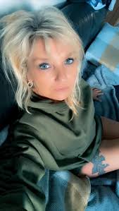 What are unique tattoo ideas for a garter and gun design?