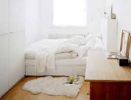 Spiegels kunnen wonderen verrichten in een kleine ruimte. Kleine Slaapkamer Kleine Slaapkamer Inrichting Kleine Slaapkamer Slaapkamer Inrichten