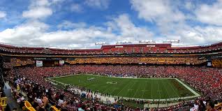 Du plus petit stade municipale aux grandes enceintes olympiques ou construites pour les grandes compétitions de football il en existe de toutes les tailles. Les 10 Plus Grands Stades De Football Americain Ou Tu Dois Aller
