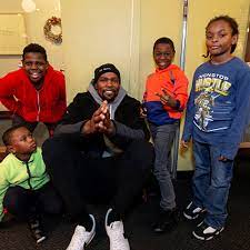 What was kevin durant childhood like? Kevin Durant Surprises 40 Homeless Kids At Holiday Party Netsdaily