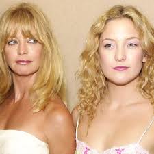 Одна из самых ярких комедийных актрис америки родилась 21 апреля 1945 года в вашингтоне в семье музыканта эдварда рутледжа и лоры штейнхофф, директора школы танцев. Goldie Hawn Once Crashed Her Teen Kids Party In A Negligee Vanity Fair