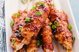 Ces Brochettes De Poulet Marinees Au Miel Et A L Ail Sont Enrobees De Bon Bacon Recipe Food Lover Meat Recipes Food