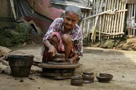 Tanah liat yang bisa mengeras sendiri ini persis seperti namanya. Kisah Mbah Boni Buat Mainan Dari Tanah Liat Sejak Zaman Jepang Halaman All Kompas Com