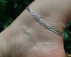 Le port de chaînes aux chevilles est devenu un incontournable de la mode féminine ! Chaine De Cheville Argent Massif Figaro Bracelet Cheville Etsy Chaine De Cheville Bracelet Cheville Argent Massif