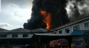 เพลิงไหม้โรงงานพลาสติกย่านสุขาภิบาล 5 ลุกไหม้แล้ว 3 โกดัง. Cmb1ucyr0fxxbm