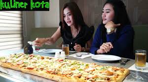 Tenang, harga pizza 1 meter buat dimakan di restoran serta take away merupakan rp229. Pizza 1 Meter Crown Prince Hotel Surabaya Kulinerkota